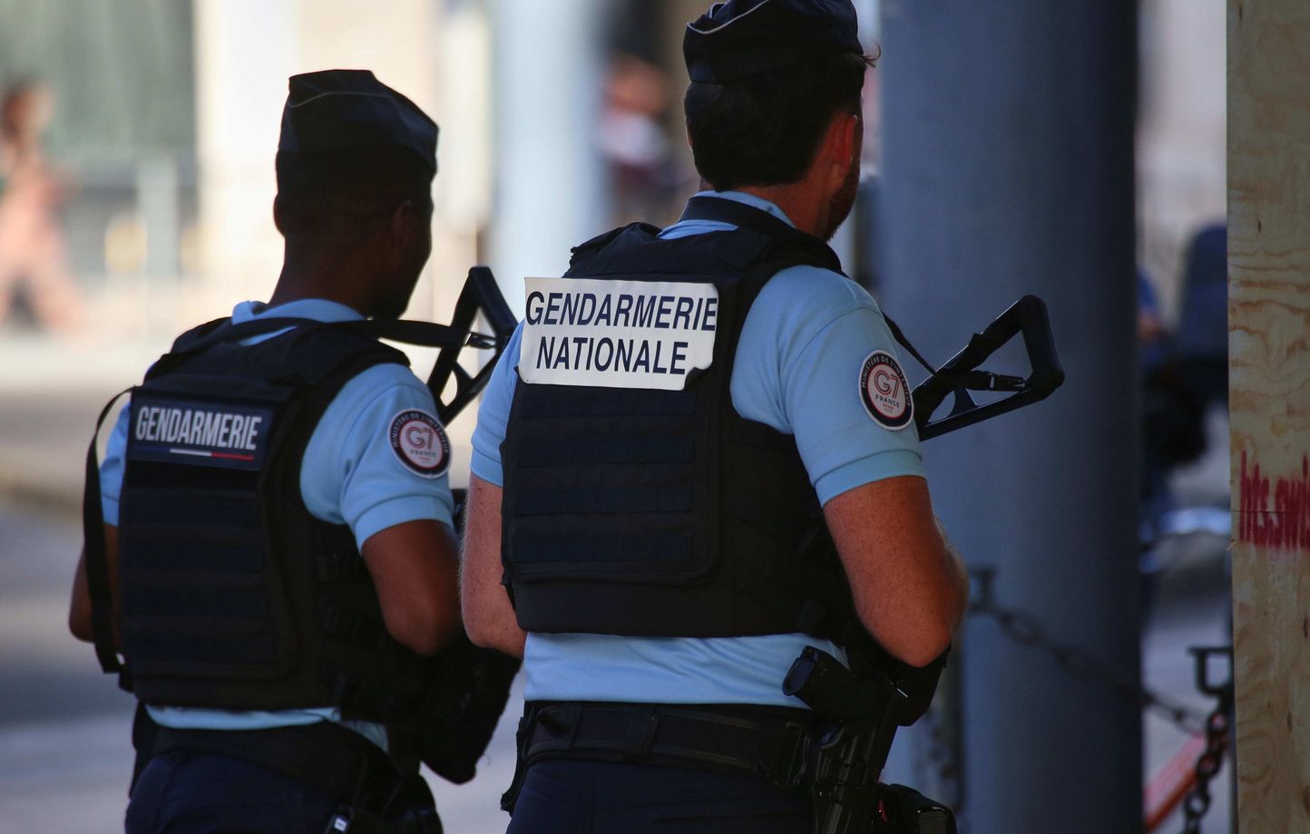Un maníaco de 82 años dispara y hiere a dos gendarmes en las piernas Un maníaco de 82 años dispara y hiere a dos gendarmes en las piernas